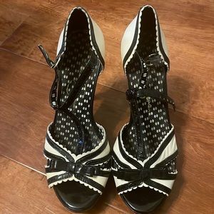 Beautiful black and off-white Jessica Simpson heels. Size 7